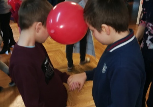 zabawa z balonami w parach