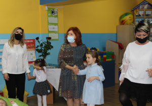 Amelia i Denisa z Panią Ulą, Anią i Moniką
