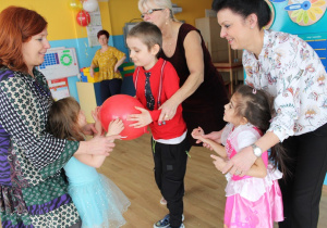 Majka, Denisa i Maciuś z paniami w konkursie z balonikiem