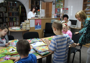 oglądamy kolorowe książki o zwierzętach