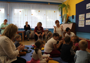 Przedszkolaki wraz z paniami podczas zajęcia