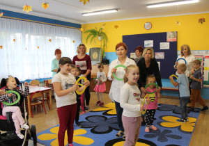 Przedszkolaki z wychowawcami podczas zabawy muzyczno - ruchowej