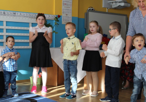 Taniec w wykonaniu Iwa, Leny, Adasia, Hany, Karola i Kacperka