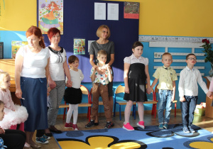Dzieci oczekują na rozpoczęcie uroczystości