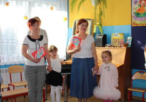 Panie Ania i Ula z laurkami