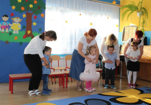 Pierwszy układ choreograficzny w wykonaniu Iwa, Ani, Krzysia i Majki