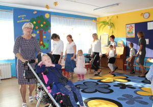Taniec po kole, na pierwszym planie Marika z p.Elą