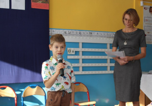 Miłoszek recytuje wiersz pod czujnym okiem p. Iwonki