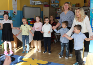 Kolejny taniec prezentują dzieci z paniami Agnieszką i Anią