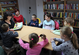 Dzieci słuchają opowiadania
