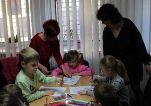 P. Ewa zachęca dzieci do starannego wykonania prac