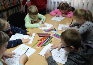 Przedszkolaki wypełniają kolorowanki