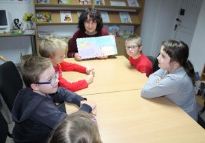 Zasłuchani Adaś, Jaś, Maja, Lenka i Karol