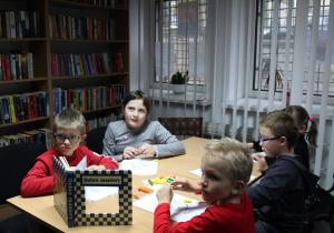 Dzieci odpowiadają na pytania nauczyciela