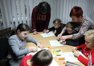 Dzieci tworzą pracę plastyczną