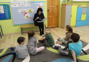 Pani Ewa czyta dzieciom opowiadanie 1