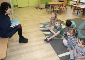Pani Ewa czyta dzieciom opowiadanie 2