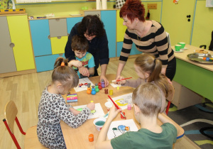 Dzieci malują ze wsparciem pań Ewy i Ani
