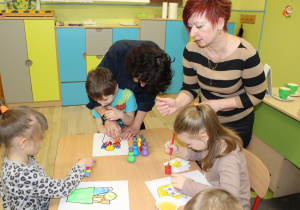 Dzieci malują ze wsparciem pań Ewy i Ani 2