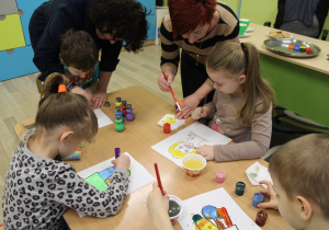 Dzieci malują ze wsparciem pań Ewy i Ani 3