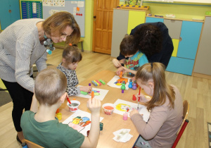 Dzieci malują ze wsparciem pań Ewy i Iwonki