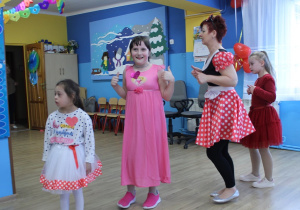 Taniec Krasnoludka w wykonaniu Oliwki, Leny, Hany i p. Ani