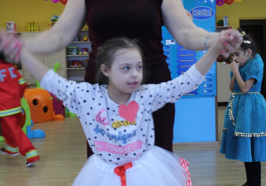 Oliwka tańczy z p. Elą