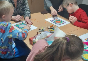 Przedszkolaki tworzą prace plastyczne 5