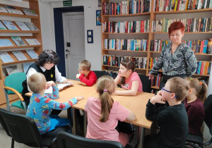 Pani bibliotekarka czyta dzieciom książkę pt. Dobre maniery