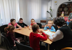 Przedszkolaki słuchają opowiadania 2