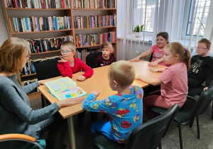 Dzieci utrwalają złote zasady zachowania z p. Iwonką 1