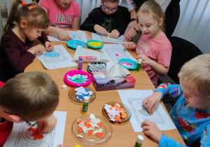 Przedszkolaki tworzą prace plastyczne 1