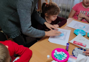 Przedszkolaki tworzą prace plastyczne 2