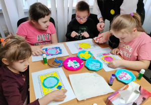 Przedszkolaki tworzą prace plastyczne 3