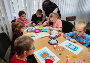 Przedszkolaki tworzą prace plastyczne 4