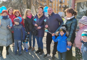 Dzieci wręczają serduszka mieszkańcom Radomska 1