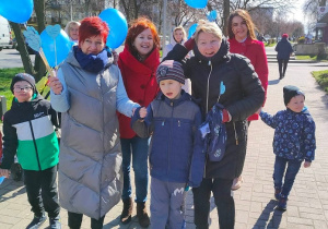 Dzieci wręczają serduszka mieszkańcom Radomska 2