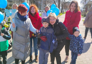 Dzieci wręczają serduszka mieszkańcom Radomska 3
