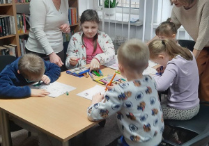 Przedszkolaki wykonują pracę plastyczną 1