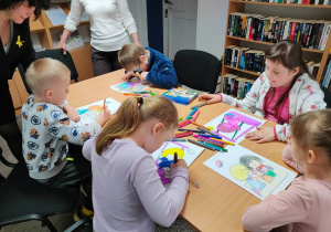 Adaś, Hana, Maja, Lena i Karol kończą swoje rysowanki