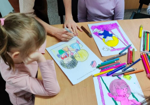 P. Iwonka podpisuje prace dzieci na biblioteczną wystawę