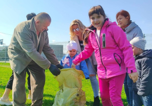 Przedszkolaki sprzątają pobliskie tereny zieleni 2