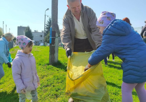 Przedszkolaki sprzątają pobliskie tereny zieleni 6