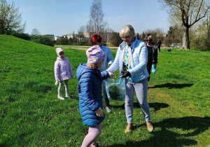 Przedszkolaki sprzątają pobliskie tereny zieleni 9