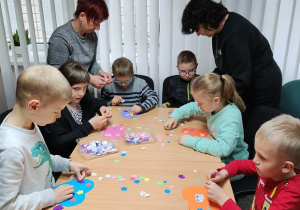 Przedszkolaki wykonują pracę plastyczną 1