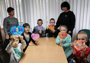Przeszkolaki prezentują kolorowe serca