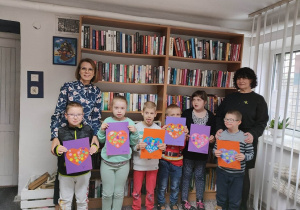 Dzieci z paniami Ewą i Iwonką prezentują wykonane prace