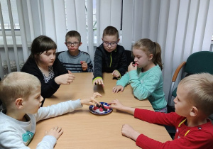 Chwila relaksu przy słodkim poczęstunku