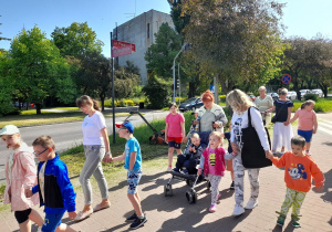 Przedszkolaki pod opieką Pań w drodze do MDK w Radomsku