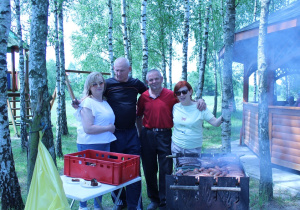 Przy grillu panie Małgosia i Ula oraz panowie Bartek i Sławek
